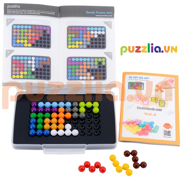 Hướng dẫn cách chơi xếp hình IQ PUZZLIA Beads puzzle vô cùng đơn giản. Đầu tiên cho trẻ xếp các khối nhựa vào hộp màu đen giống như trong sách từ trái qua phải, từ trên xuống dưới. Sau khi xếp xong thì sang bước 2