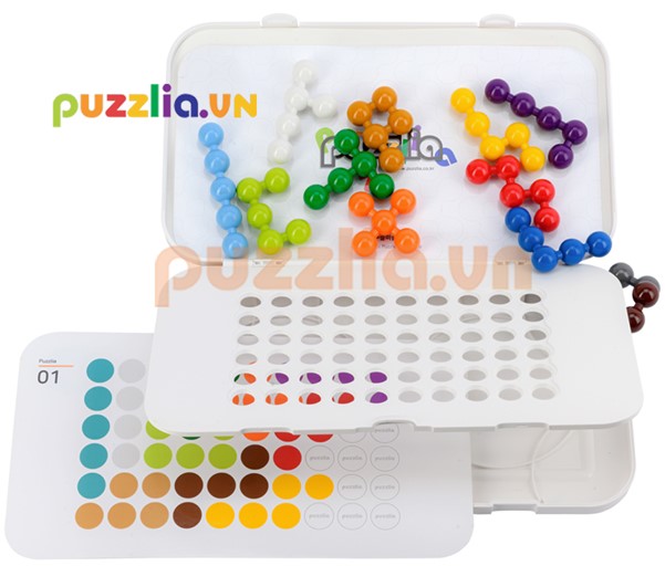 Hướng dẫn chơi bộ IQ PUZZLIA jumbo beads puzzle thật đơn giản. Bước 1 ta bỏ các khối nhựa ra khỏi mặt hộp và để các tấm flat card bên dưới 