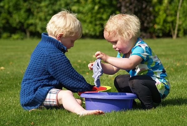 Cho trẻ chơi với nhau hoặc làm việc nhỏ mang tính vui vẻ kháp phá