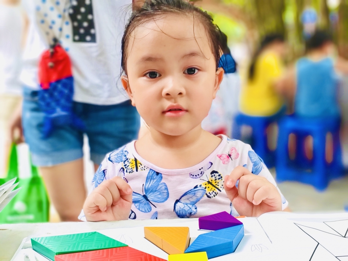 Bộ đồ chơi xếp hình Pentened Tangram của hãng Puzzlia Hàn Quốc. Bộ đồ chơi mang tính giáo dục cao. Trẻ được kích thích tính sáng tạo và trí tưởng tượng nhờ lắp ghép sáng tạo với các khối nhựa vuông và tam giác