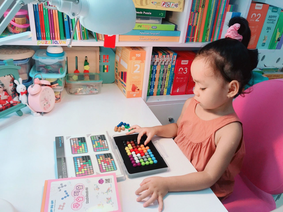 Trên bàn học của mỗi em bé nên có bộ đồ chơi để bé chơi thư giãn sau mỗi giờ học