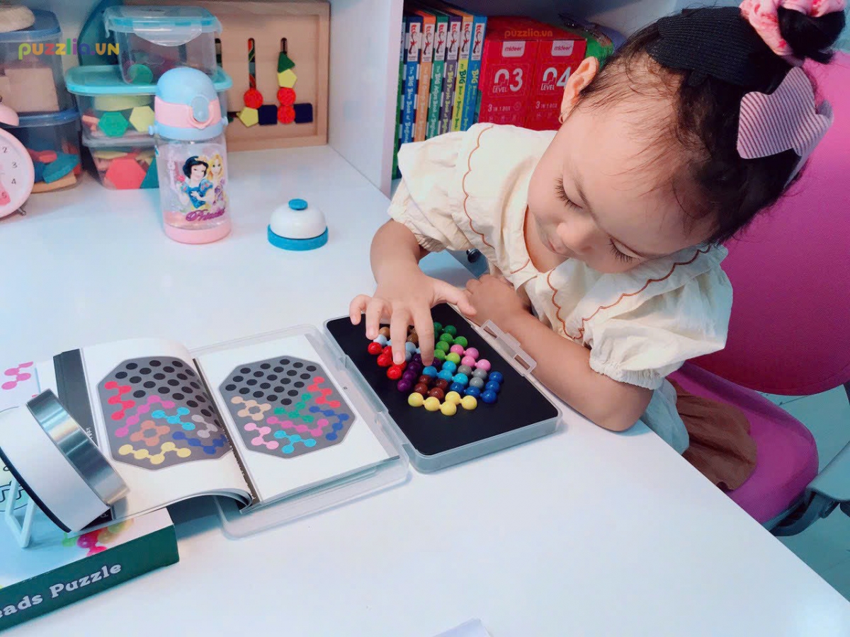 Trên bàn học của mỗi em bé nên có bộ đồ chơi để bé chơi thư giãn sau mỗi giờ học
