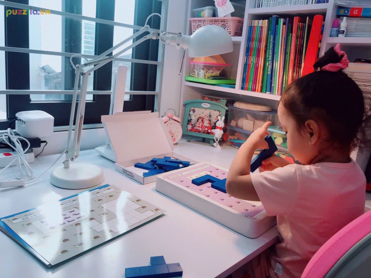 Ở nhà các em bé nên có những bộ đồ chơi bổ ích giúp bé thư gian hàng ngày như Puzzlia map board pen to