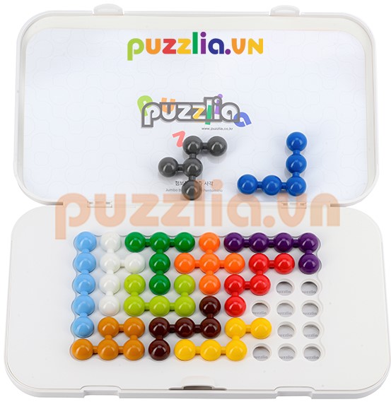 Bước 2 này người chơi hoặc trẻ xếp các khối nhựa cùng màu với tấm flat card bên dưới vào hộp