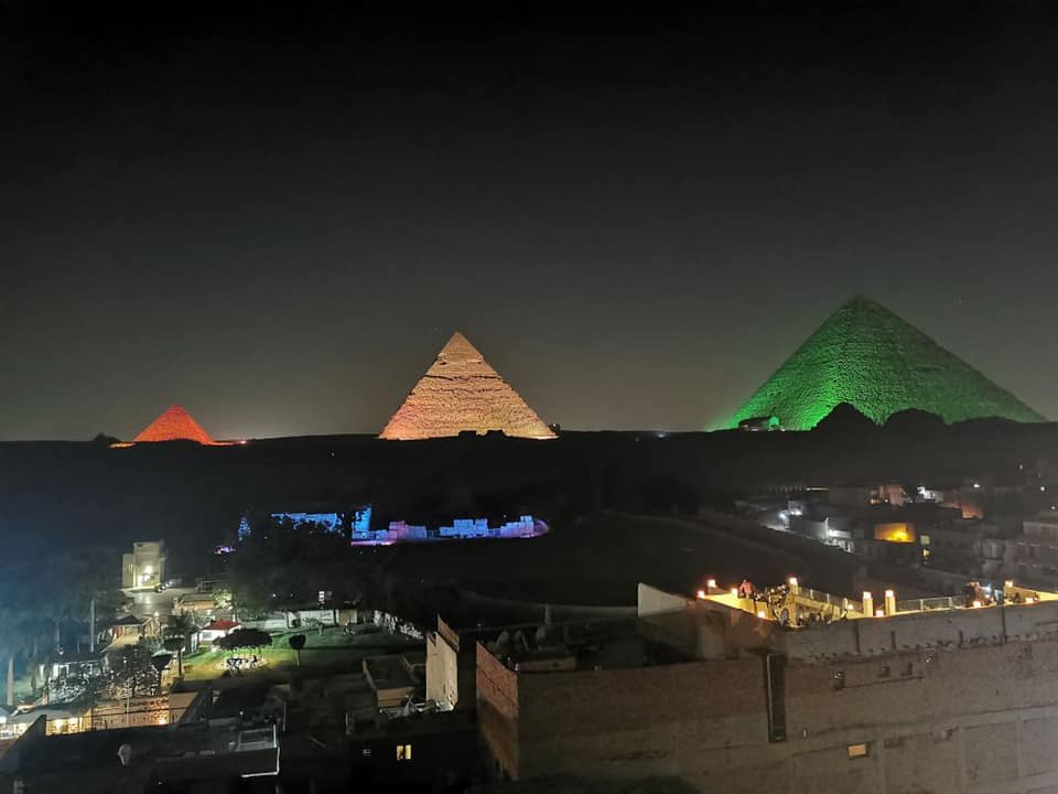 vẻ đẹp khi đêm về của 3 kim tự tháp Ai Cập