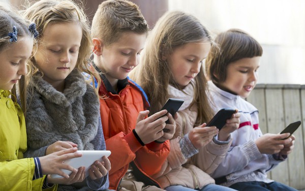 smartphone gây cho trẻ bị chứng mất ngủ