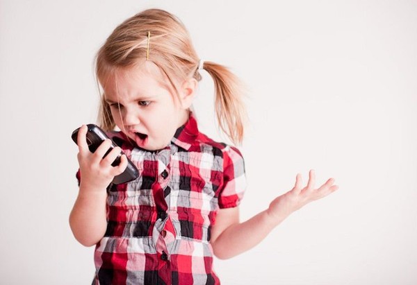 smartphone khiến cho trẻ bị tẩy não, không còn suy nghĩ bình thường tự nhiên
